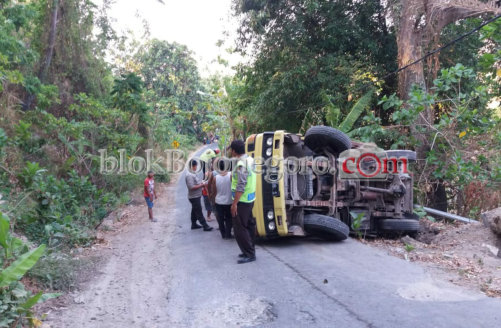 Tak Kuat Naik Tanjakan, Truk Terguling di Atas Angin